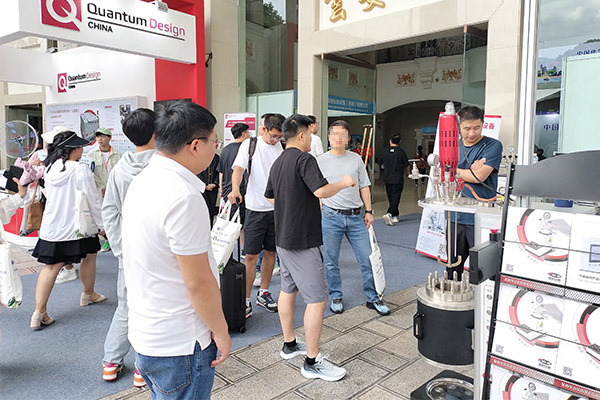 JDB电子试玩平台仪器展位现场升降高压反应釜、平行反应釜等展品吸引老师驻足